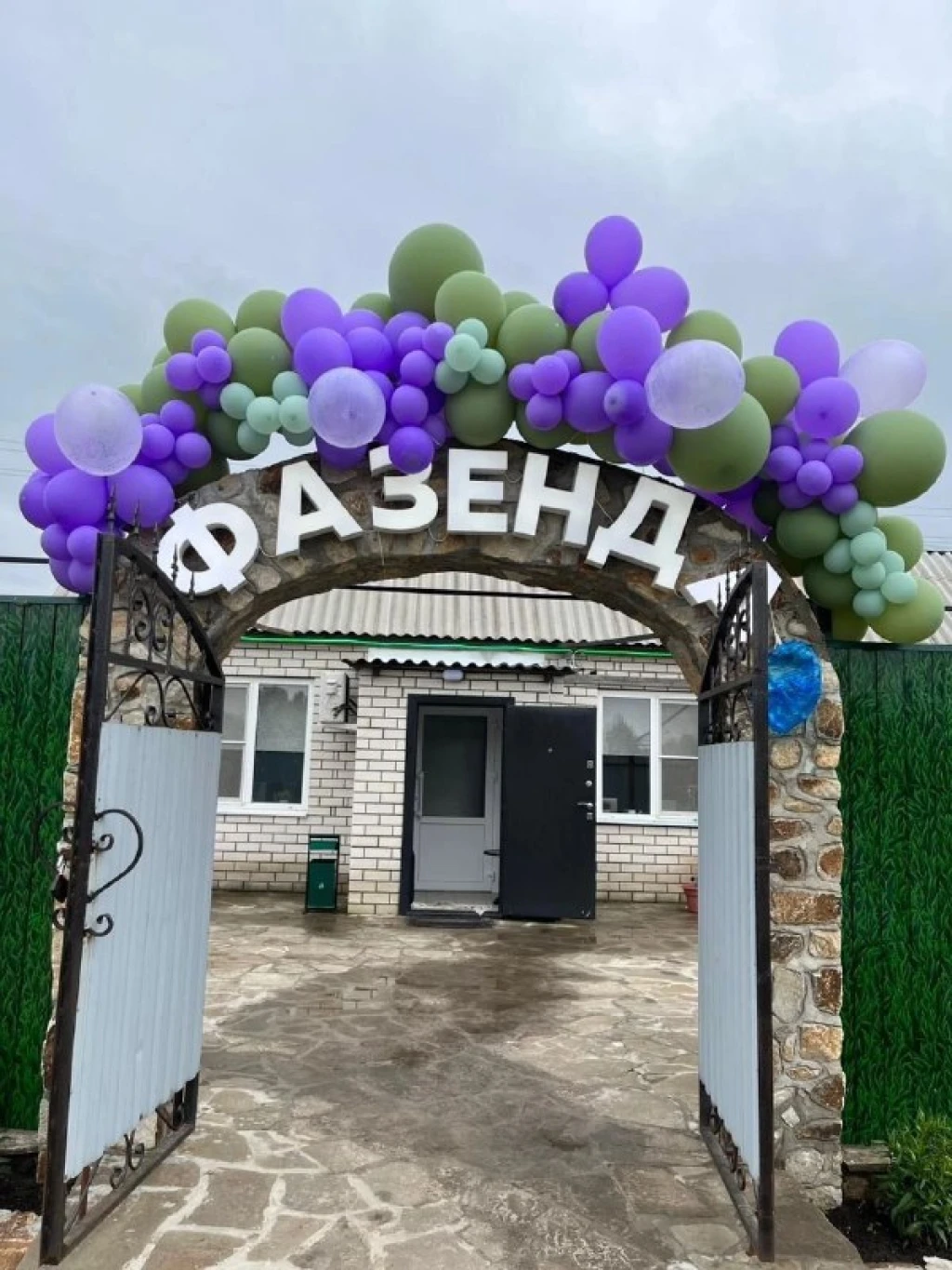 Фото к Сотрудник в кафе Фазенда скользящий граф...